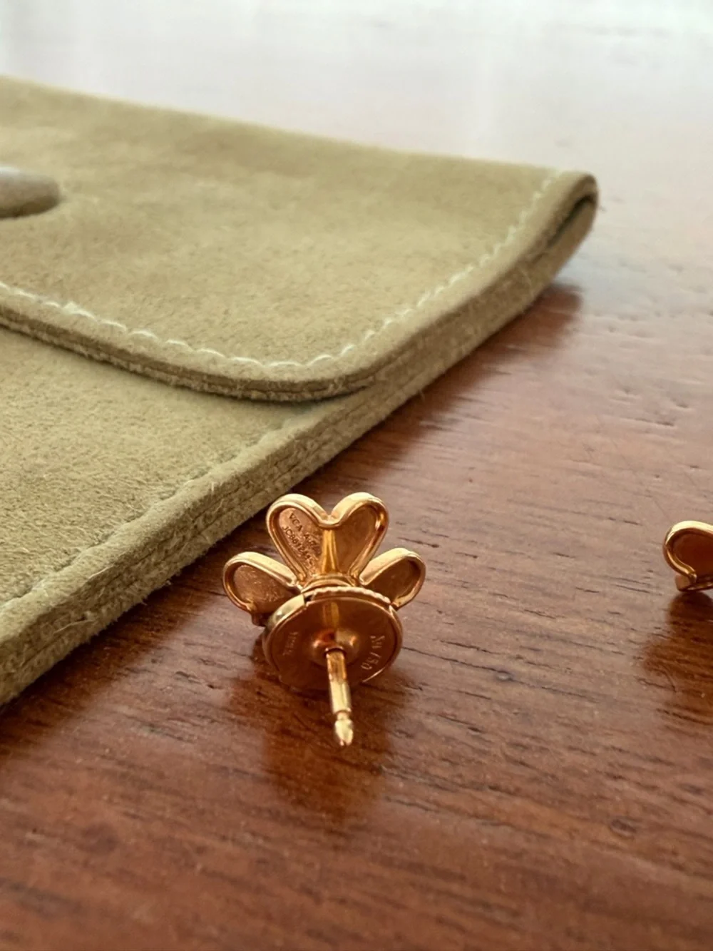 Van Cleef & Arpels Frivole earrings, mini model, 18K Yellow Gold and Emerald - Picture 4 of 8